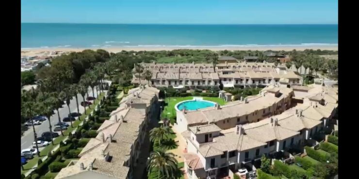 MARAVILLOSA VIVIENDA DE 4 DORMITORIOS EN PRIMERA LÍNEA DE PLAYA ZONA GOLF EN COSTA BALLENA