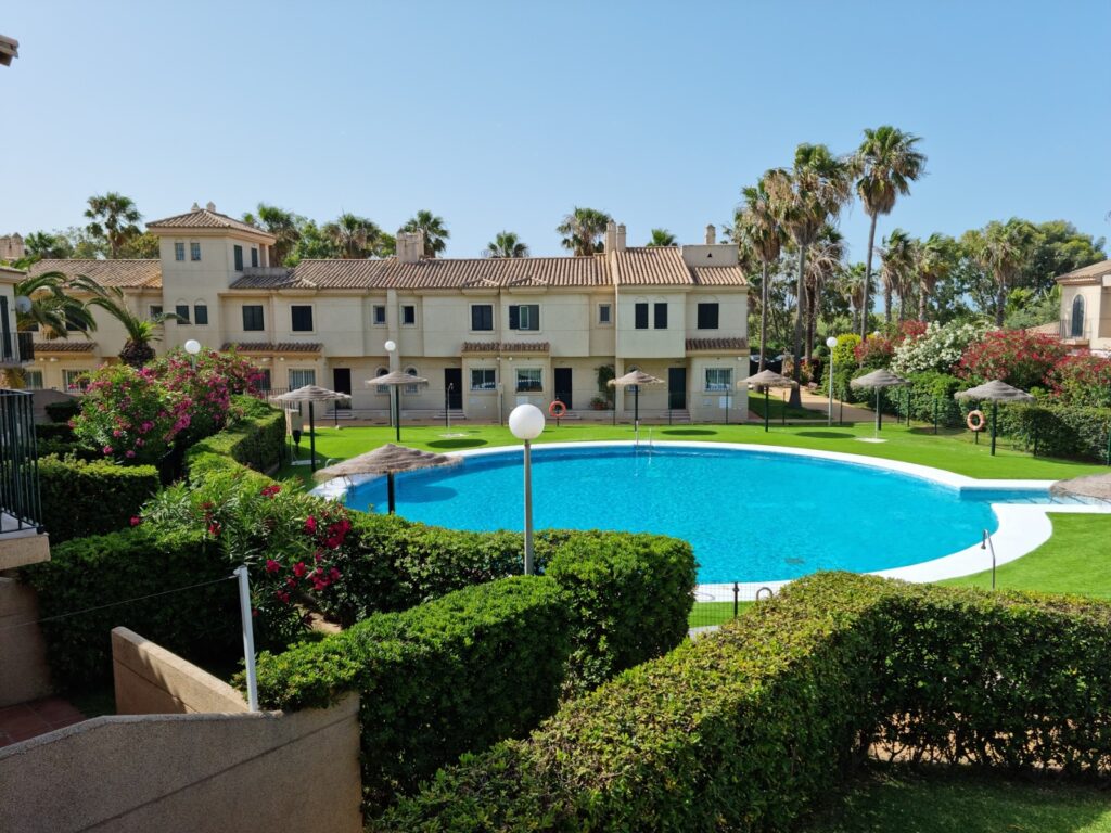 **Casa adosada en venta en ZONA GOLF Y PRIMERA LÍNEA DE PLAYA**