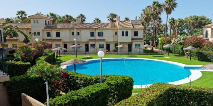 **Casa adosada en venta en ZONA GOLF Y PRIMERA LÍNEA DE PLAYA**